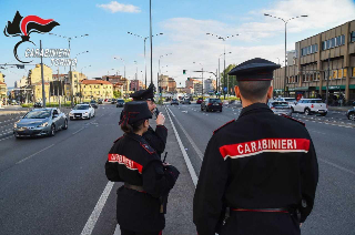 Rapinano 84enne e prelevano al bancomat, 4 arresti a Torino
